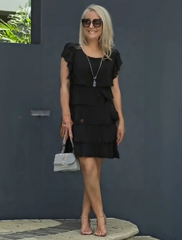 Norina | Kvinders Lagdelt Midi Kjole med Korte Ærmer